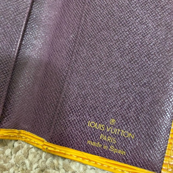 Louis Vuitton epi-card holder - Picture 7 of 12